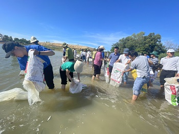 Sở Nông nghiệp và Phát triển nông thôn tổ chức Chương trình về nguồn và thả cá tại Hồ Trị An_Hình 1.jpg