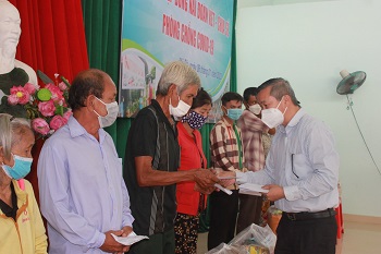 Tiếp tục trao tặng quà cho các hộ gia đình nghèo, vùng sâu, vùng xa huyện Vĩnh Cửu_hình 2.jpg