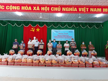 Trao tặng 100 phần quà tết cho hộ nghèo, dân tộc thiểu số trên địa bàn xã Phú Lợi, huyện Định Quán_hình 1.jpg