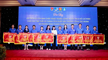 trung ương Đoàn tặng Cờ thi đua cho Chi đoàn Sở Nông nghiệp và PTNT_hình 1.png