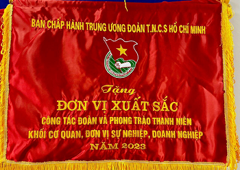 trung ương Đoàn tặng Cờ thi đua cho Chi đoàn Sở Nông nghiệp và PTNT_hình 3.png