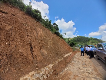 Kiểm tra công tác xây dựng và triển khai phương án ứng phó sạt lở trên địa bàn huyện Tân Phú_hình 2.jpg