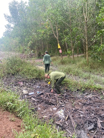 Viên chức trẻ BQLRPH Xuân Lộc thu gom rác thải, góp phần bảo vệ môi trường_hình 2.jpg