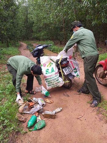 Viên chức trẻ BQLRPH Xuân Lộc thu gom rác thải, góp phần bảo vệ môi trường_hình 3.jpg