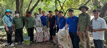 công đoàn cơ sở và Chi đoàn BQL rừng phòng hộ Tân Phú chung tay bảo vệ môi trường để chuẩn bị đón kỳ nghỉ dài ngày_hình 2.jpg